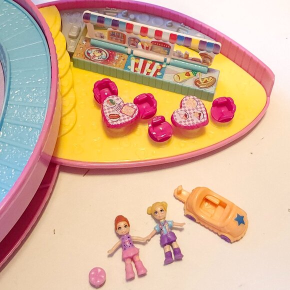 Polly Pocket 2-in-1 Travel Toy Playset with 2 Micro Dolls & Toy - Picture 10 of 11